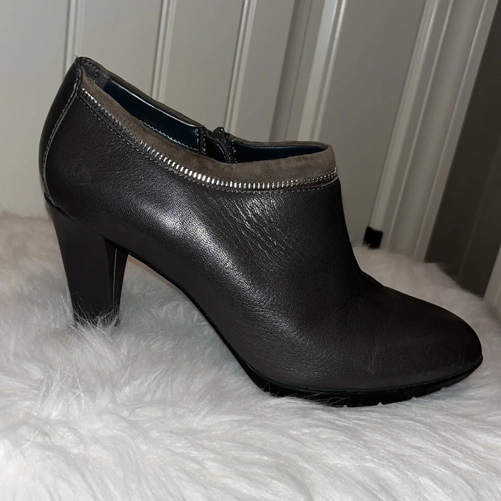 Anne Klein Dalayne Dark Grey Leather Ankle Booties Sz 8 y2K Zipper Detail
